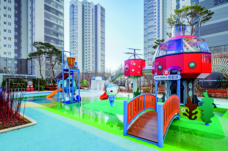 옥토넛 놀이터는 물과 함께 어우러져 더욱 실감나는 놀이공간을 어린이들에게 제공한다.